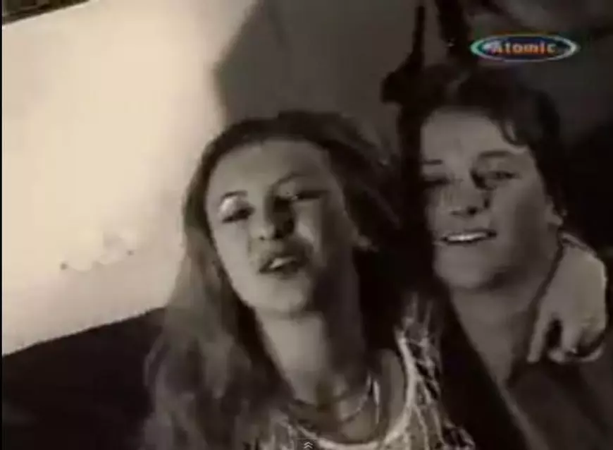 Ce mai face Moș Crăciunul ”cel tinerel și în ureche cu-n cercel” din videoclipul fetelor de la Andrè?