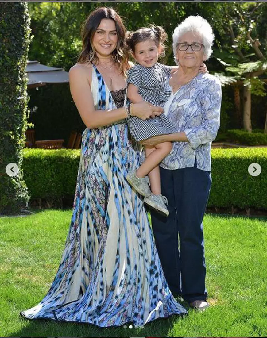 Alexandra Nechita vrea să-și învețe fetița cu locurile și tradițiile românești. “Micuța Picasso” a venit acasă, în vacanță!