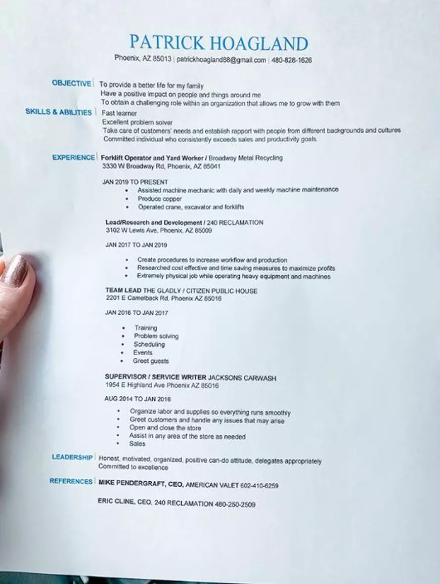 Gestul disperat al unui bărbat care nu-și găsea loc de muncă. Și-a împărțit CV-ul la semafor