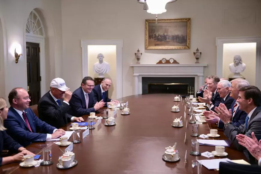 Klaus Iohannis a primit cadou o șapcă de la Donald Trump. „Make Romania great again!”