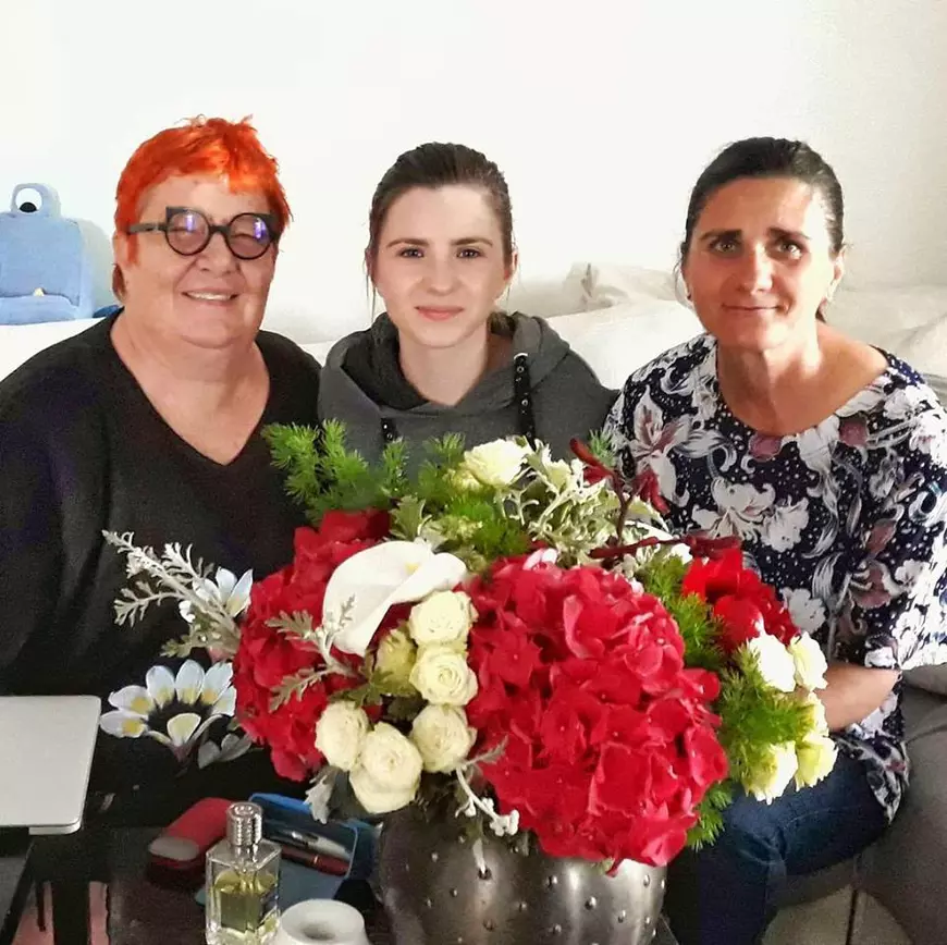 Cristina Ciobănașu se împarte între familia adoptivă și cea biologică. Îi susține financiar pe cei care i-au dat viață