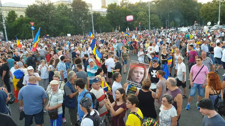 Protest în Piața Victoriei, 10 august 2019. Peste 20.000 de oameni au manifestat în fața Guvernului. Protestatarii au scandat numele Alexandrei la final