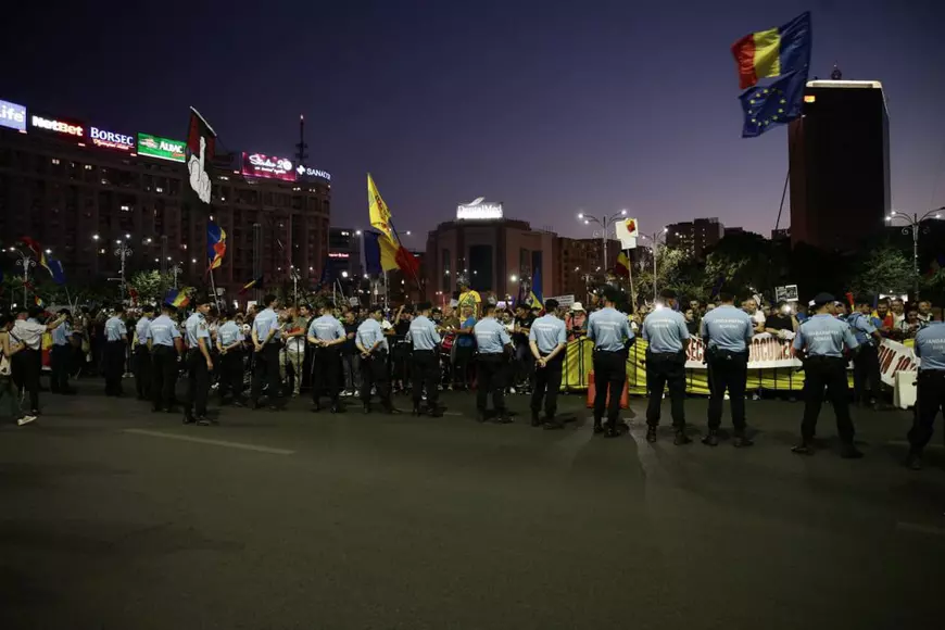 Protest în Piața Victoriei, 10 august 2019. Peste 20.000 de oameni au manifestat în fața Guvernului. Protestatarii au scandat numele Alexandrei la final