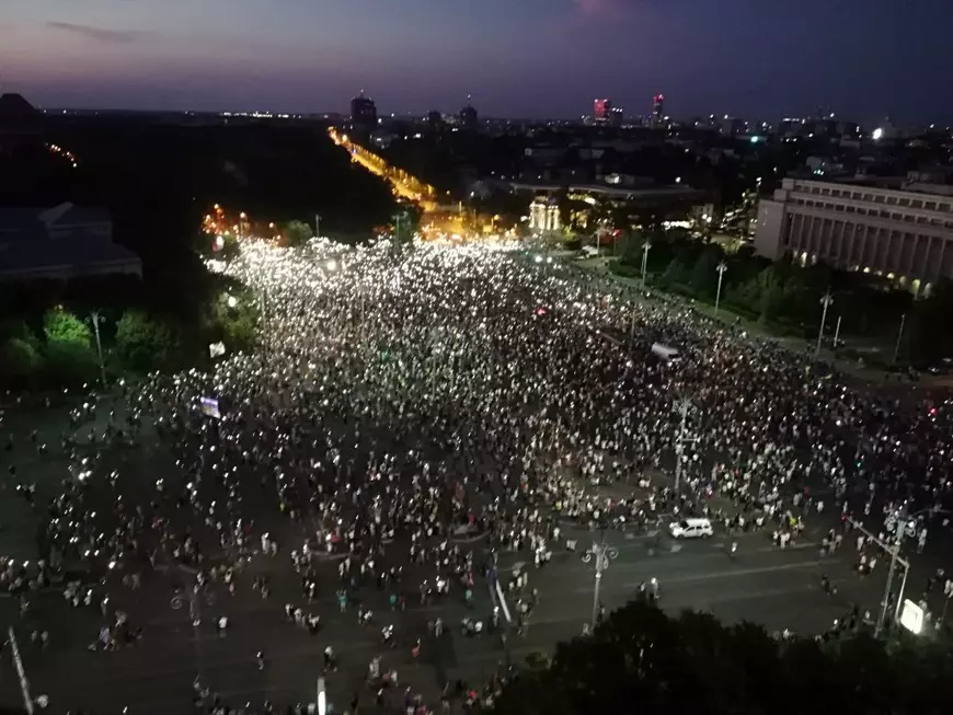 Protest în Piața Victoriei, 10 august 2019. Peste 20.000 de oameni au manifestat în fața Guvernului. Protestatarii au scandat numele Alexandrei la final