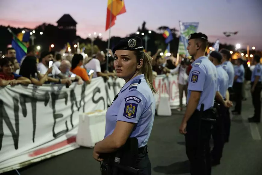 Protest în Piața Victoriei, 10 august 2019. Peste 20.000 de oameni au manifestat în fața Guvernului. Protestatarii au scandat numele Alexandrei la final
