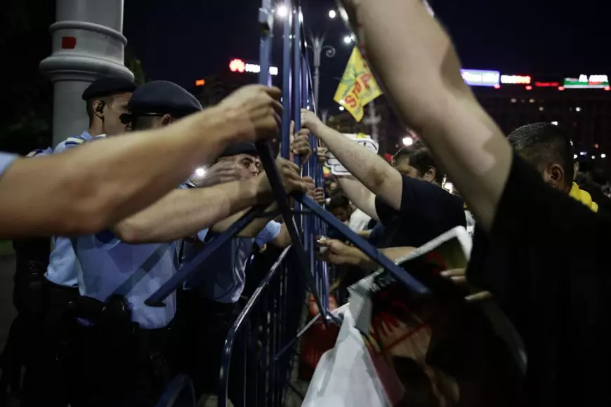 Protest în Piața Victoriei, 10 august 2019. Peste 20.000 de oameni au manifestat în fața Guvernului. Protestatarii au scandat numele Alexandrei la final