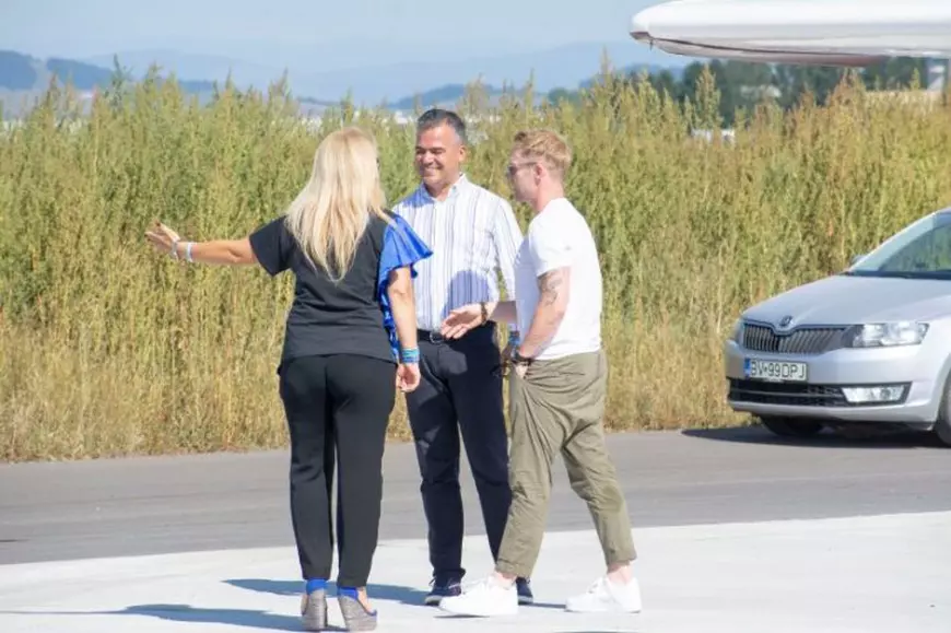 Ronan Keating, primul pasager care a aterizat pe pista Aeroportului Brașov - Ghimbav. Artistul va susține în această seară un recital la "Cerbul de Aur"