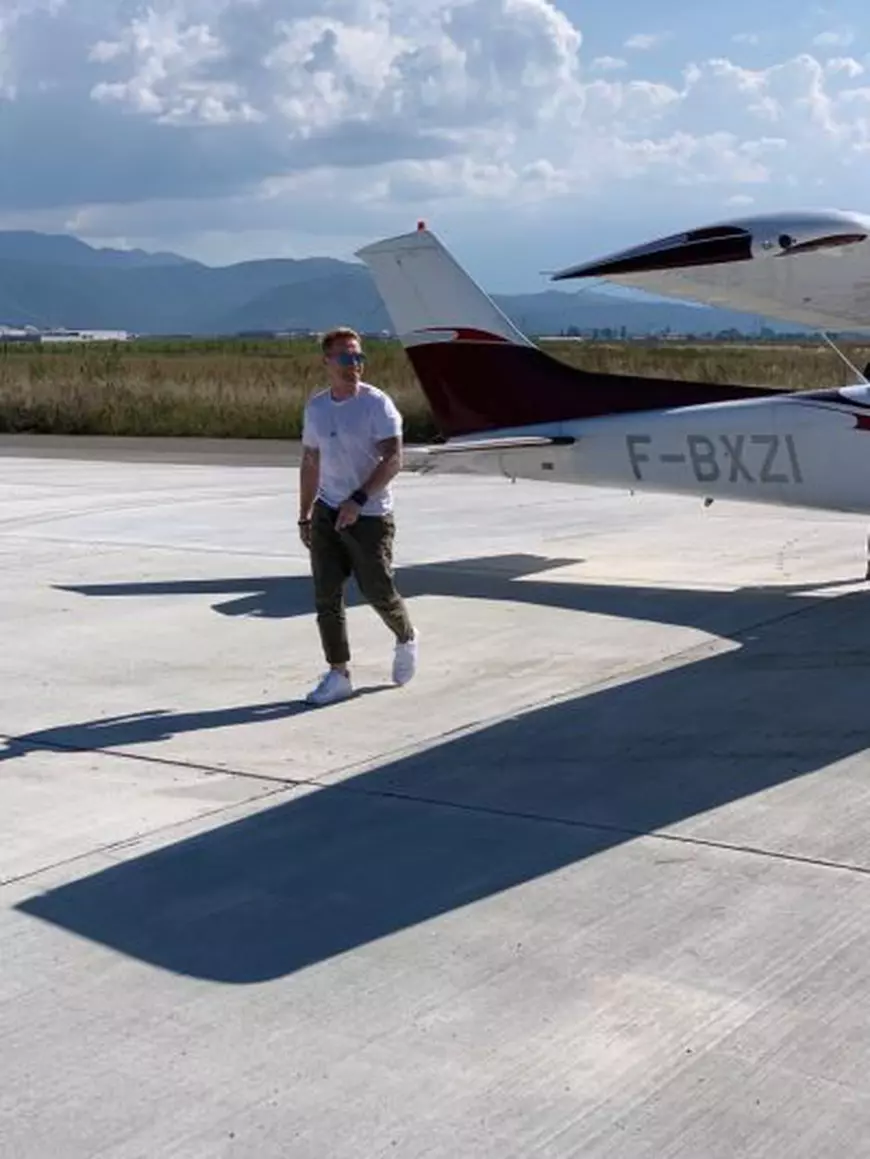 Ronan Keating, primul pasager care a aterizat pe pista Aeroportului Brașov - Ghimbav. Artistul va susține în această seară un recital la "Cerbul de Aur"