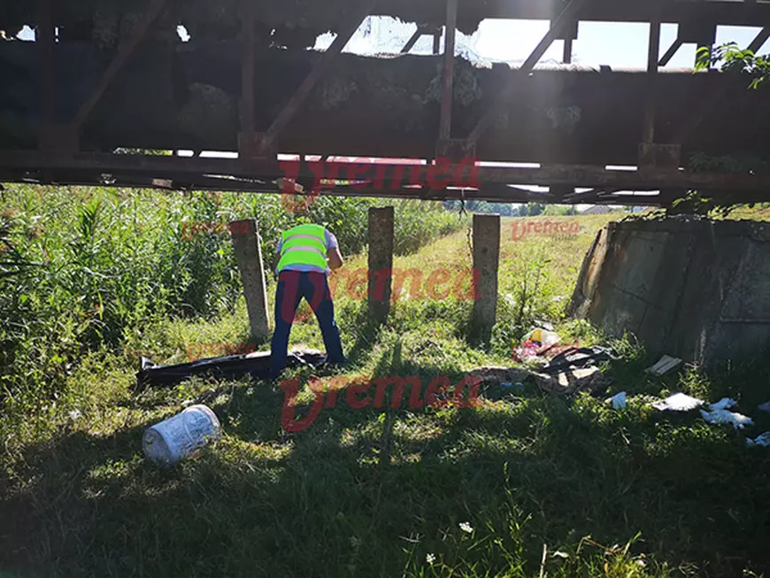 Bărbat spânzurat într-o grădină în Vaslui. Polițiștii cred că era un om al străzii