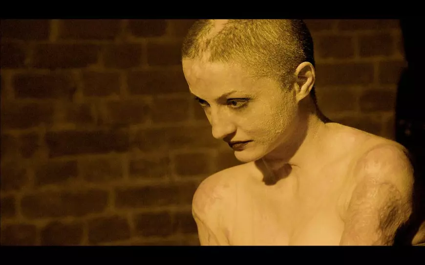 Mariana Oprea, Tedy, este una dintre victimele de la Colectiv, care a acceptat să fie însoțită de echipa filmului în procesul îndelungat de recuperare. Munca la filmul documentar de 109 minute a durat aproape trei ani, peste un an fiind filmările și restul, montajul