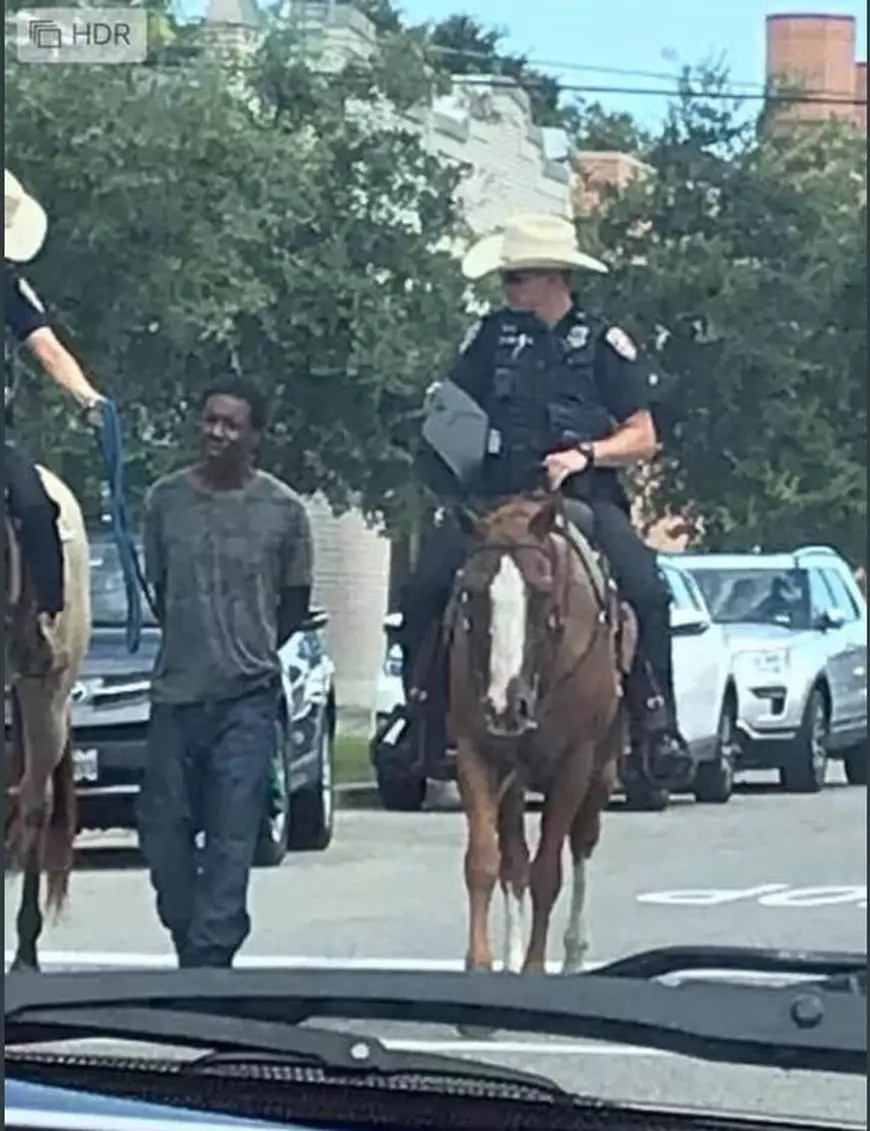 Imagini revoltătoare în Texas după ce doi polițiști au dus pe stradă un bărbat de culoare legat cu o sfoară - FOTO