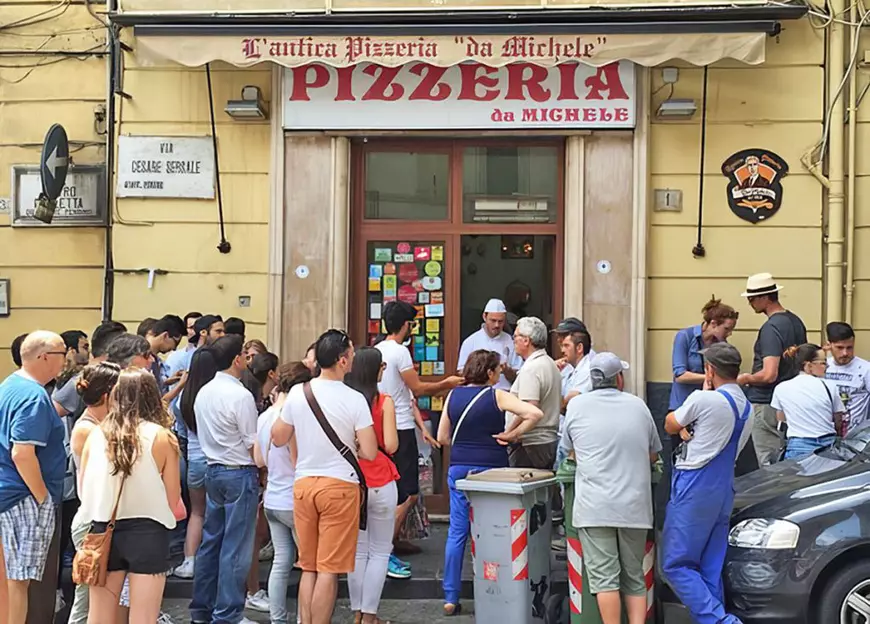 Pizzeria din film. În Napoli, poți mânca pizza preparată de oamenii care i-au servit cu celebrul preparat italian pe Julia Roberts și pe Maradona