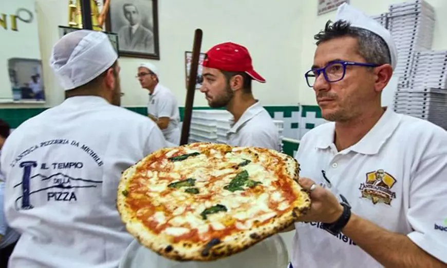 Pizzeria din film. În Napoli, poți mânca pizza preparată de oamenii care i-au servit cu celebrul preparat italian pe Julia Roberts și pe Maradona