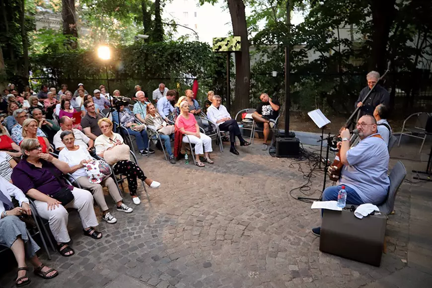 Meloman la 82 de ani! Mitică Popescu, spectatorul cu ștaif al unui concert de șansonete din centrul Bucureștiului