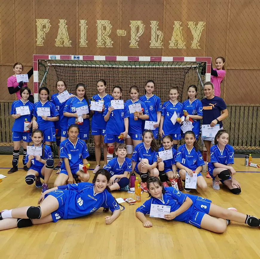 Site-ul unui consilier județean PND, cronică de meci șocantă: „Creștini vs musulmani”, într-un joc de handbal cu fete de 13 ani! CNCD s-a autosesizat