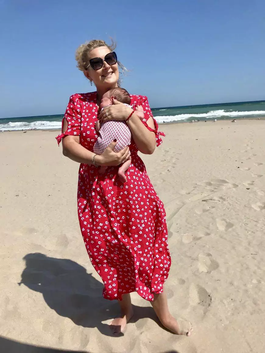 Alessandra Stoicescu nu poate să stea departe de fiica ei nici măcar un minut. „Doarme între noi doi”