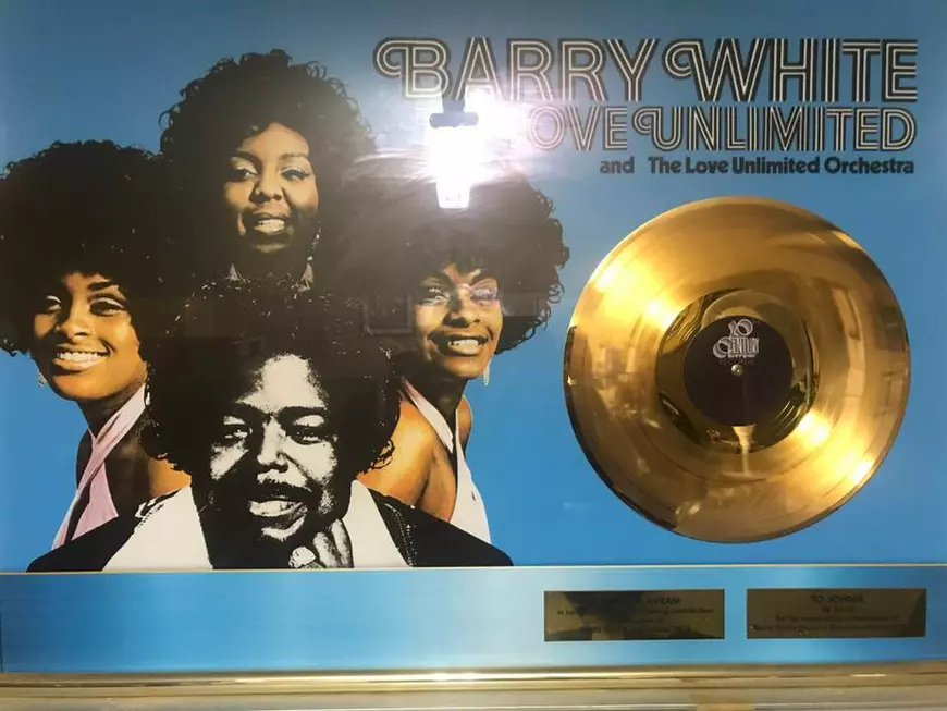 Pomenire românească pentru un mare cântăreț american! Johnny Săndulescu va cânta mâine în memoria lui Barry White