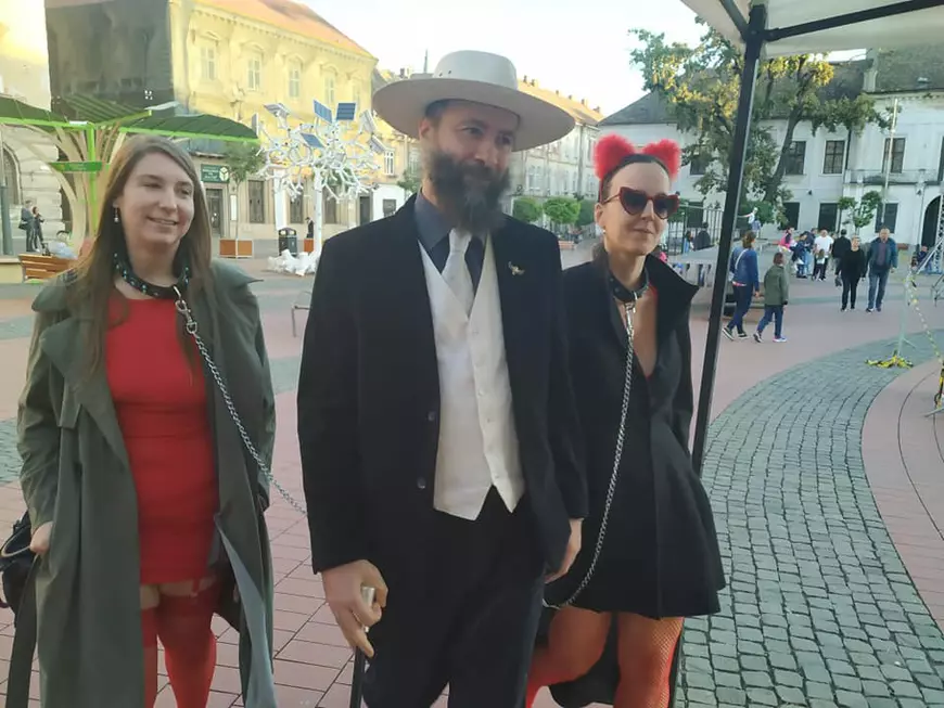 Femei plimbate în lesă prin Timişoara. Imaginile care au stârnit controverse pe rețelele de socializare