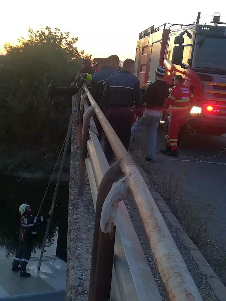 Operaţiune de salvare la Movilița. Un tânăr a rămas izolat o noapte întreagă pe capota maşinii cu care a  căzut într-un canal
