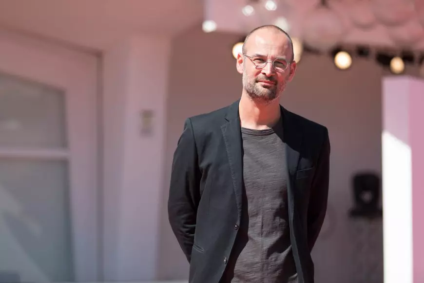 Cronică puternică despre „Colectiv” în Variety: „Un sistem atât de lipsit de scrupule încât politicienilor și unor medici nu le pasă că lasă oamenii să moară”. În același timp, România apare pozitiv prin implicarea presei și a cetățenilor