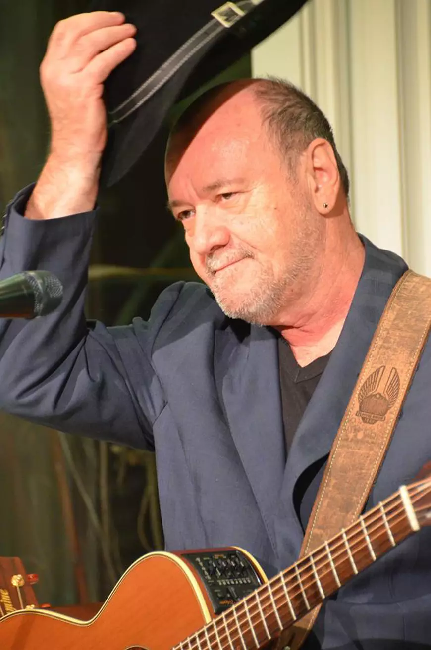 Nicu Alifantis îi acuză pe muzicienii cu care cântă că sunt mercenari. “Trăiască instrumentiștii traseiști, trăiască banul”