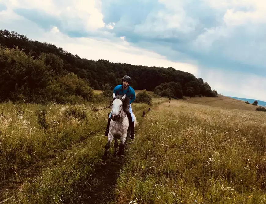 Actorul Anghel Damian își face pensiune în Transilvania. Investește în casa de la țară toți banii câștigați din serialul “Vlad”