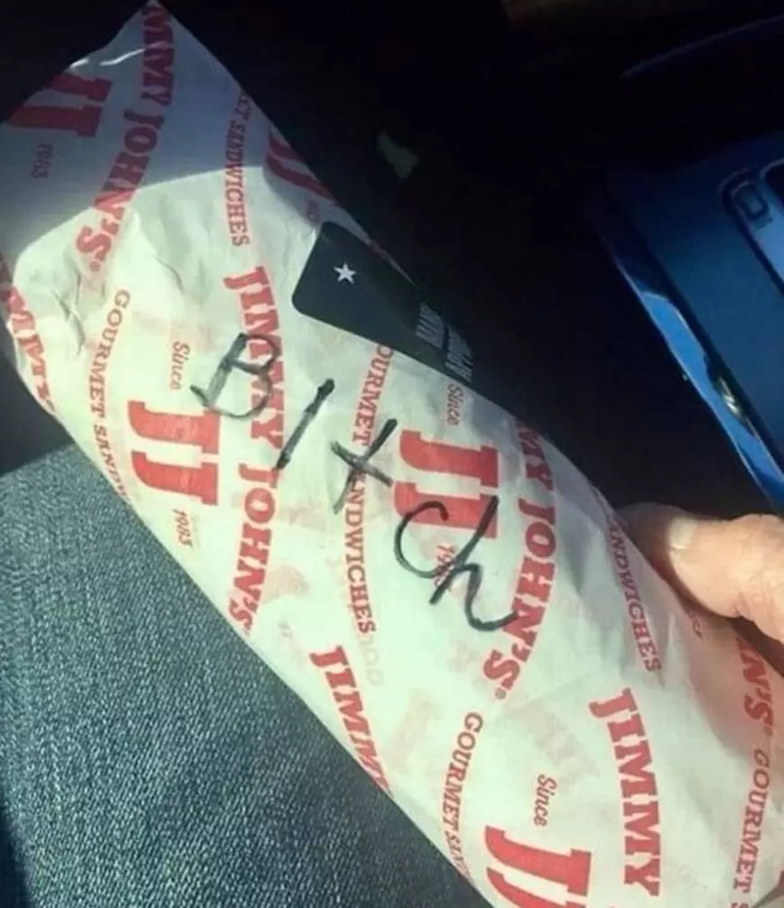 Un bărbat s-a enervat groaznic când a văzut că vânzătorul i-a scris pe sandwich-ul soției un cuvânt porcos. Ce explicație halucinantă i-a dat managerul