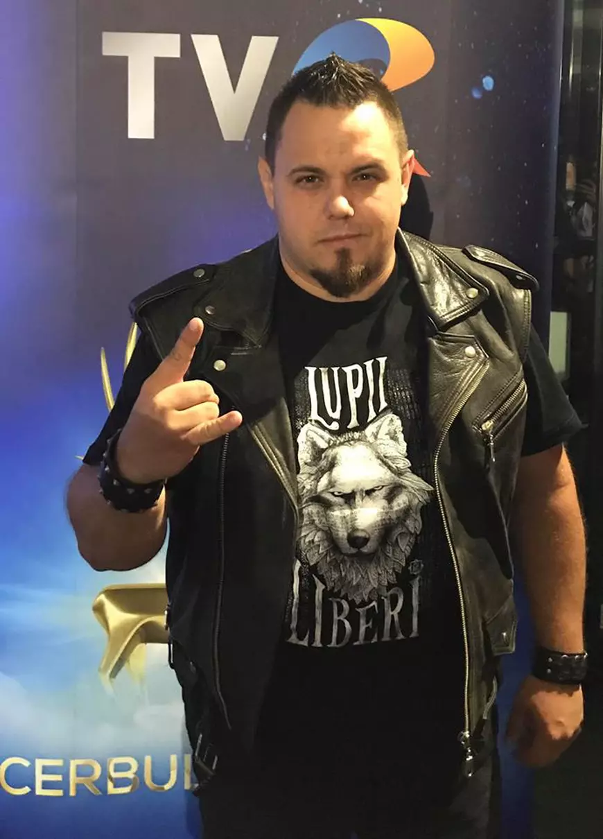 Ovidiu Anton și-a pierdut prietenul campion. Rockerul are canisă, iar Rico era câinele lui preferat și “fruntea” la expozițiile canine