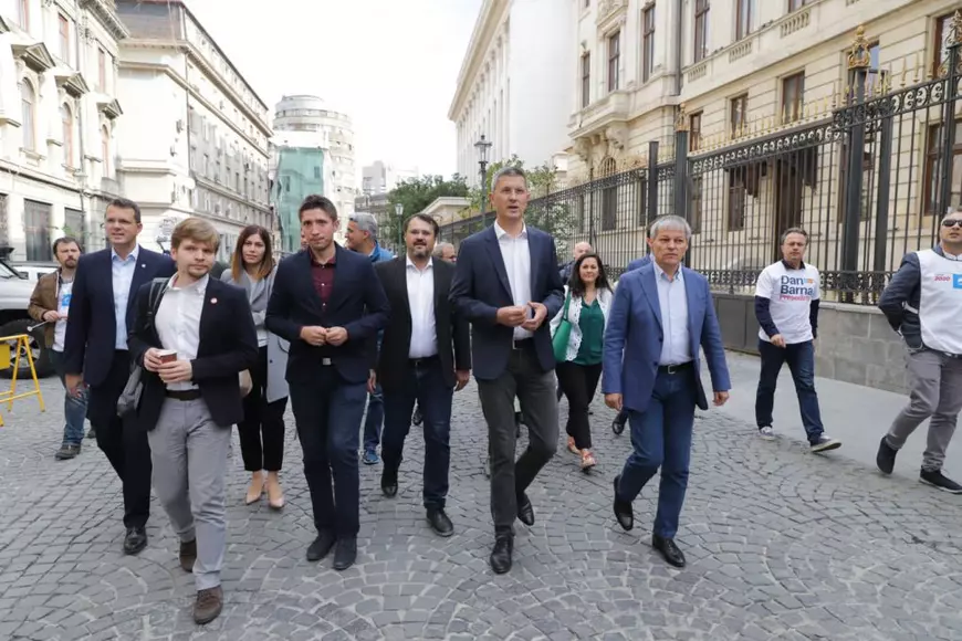 Dan Barna și-a depus candidatura la prezidențiale la Biroul Electoral Central. Alianța USR-Plus a strâns aproape 400.000 de semnături