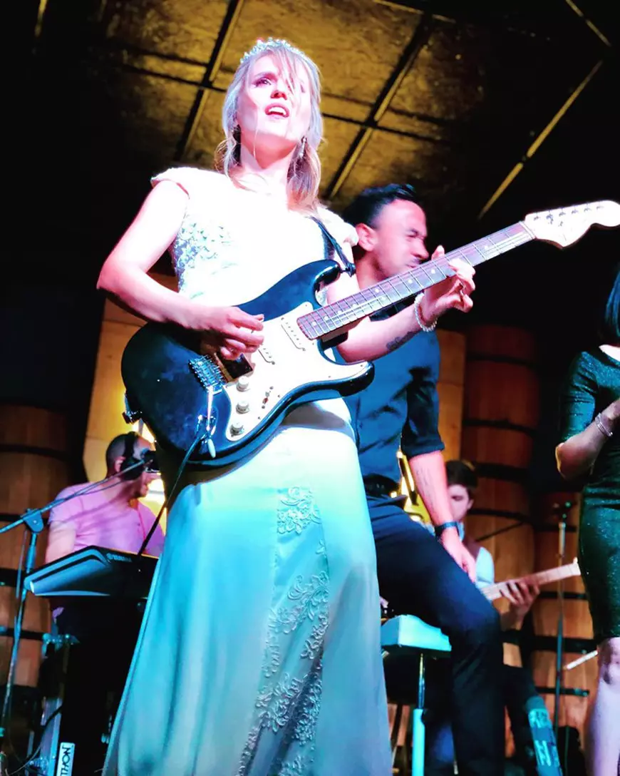 Nici când a-mbrăcat rochia de mireasă n-a lăsat chitara! Fosta Blaxy Girls Diana Ganea a cântat rock la propria nuntă