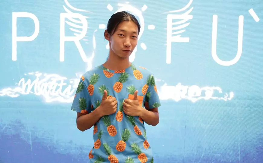 Feihong Basigu, chinezul de la “Vocea României” și din serialul “Profu”, vrea să se facă scriitor