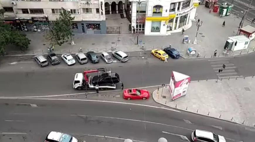 Un Ferrari roșu, ridicat de Poliția Locală din București