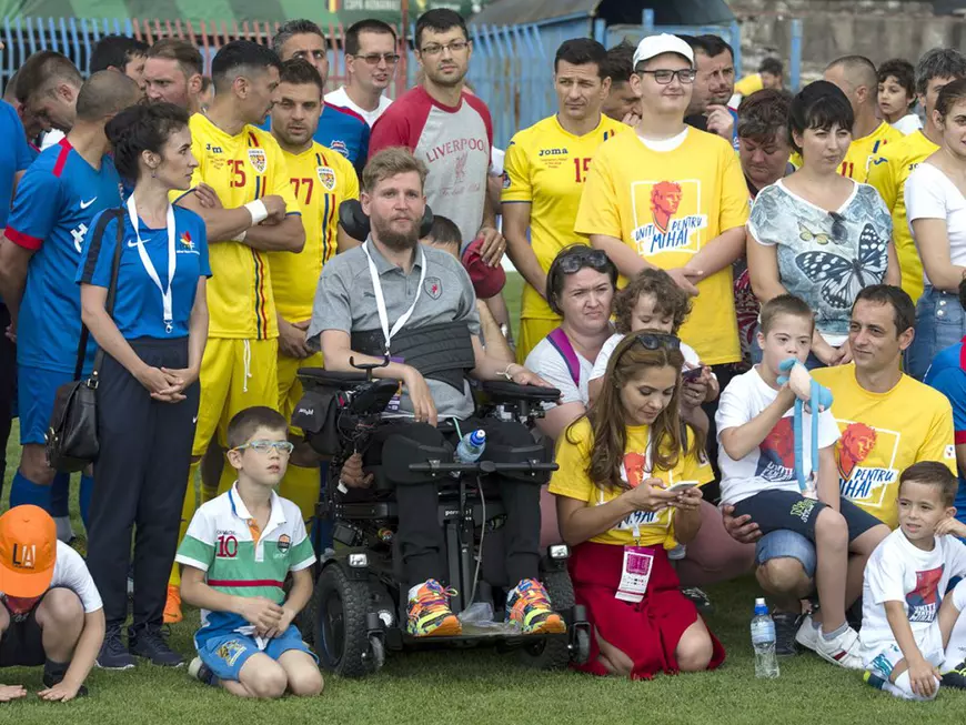 Lecția de viață și de performanță a lui Bartosz Ostalowski, pilotul de curse fără mâini. De 13 ani, un accident teribil i-a schimbat viața și acum conduce și pictează cu picioarele