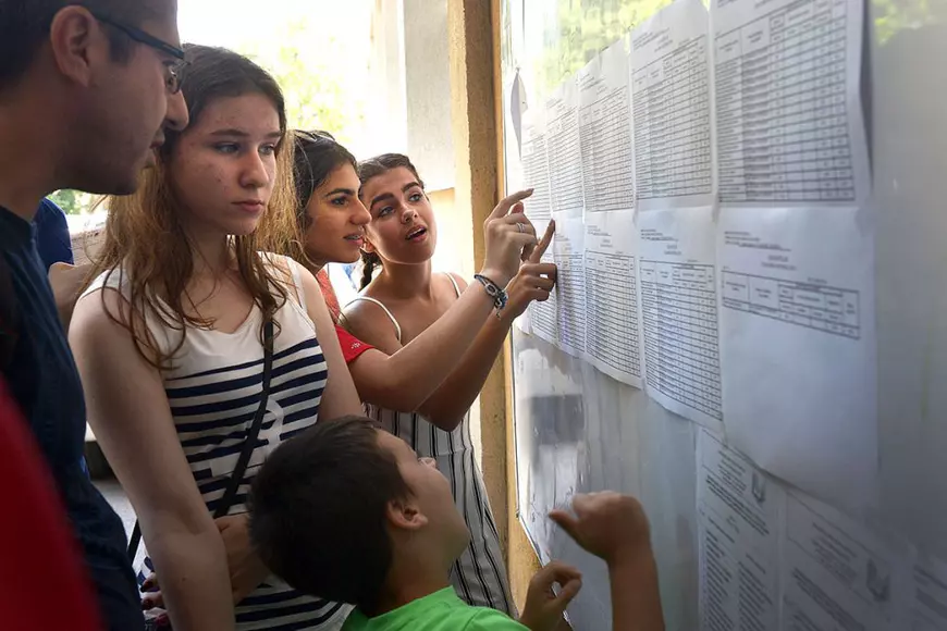 Elevii din clasa a VII-a, cobaii sistemului de învățământ. De ce se dorește amânarea Evaluării Naționale pe model european propusă de Funeriu în Legea Educației în 2011