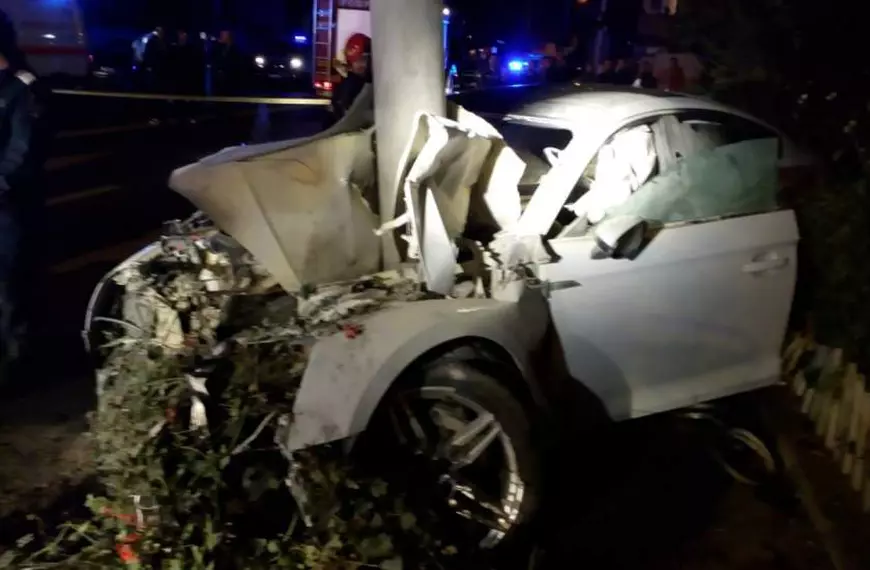Accident grav în Sibiu. Trei tineri au intrat cu bolidul într-un stâlp, unul dintre ei a murit pe loc. Cum arată mașina după impact