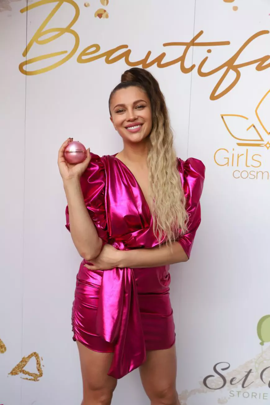 Lora a devenit mai atentă cu pielea ei de când s-a lansat în afaceri cu creme. „Bronzul nu e sănătos”