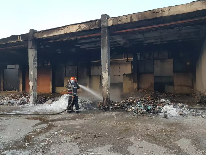 Incendiu puternic la un depozit din Vaslui. Cetățenii, informați prin RO-ALERT cu privire la degajarea mare de fum toxic