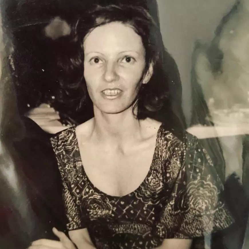 Orfană de la 23 de ani, Andreea Bănică nu se desparte de rochia mamei sale: "Se rupe, dar eu tot o port"