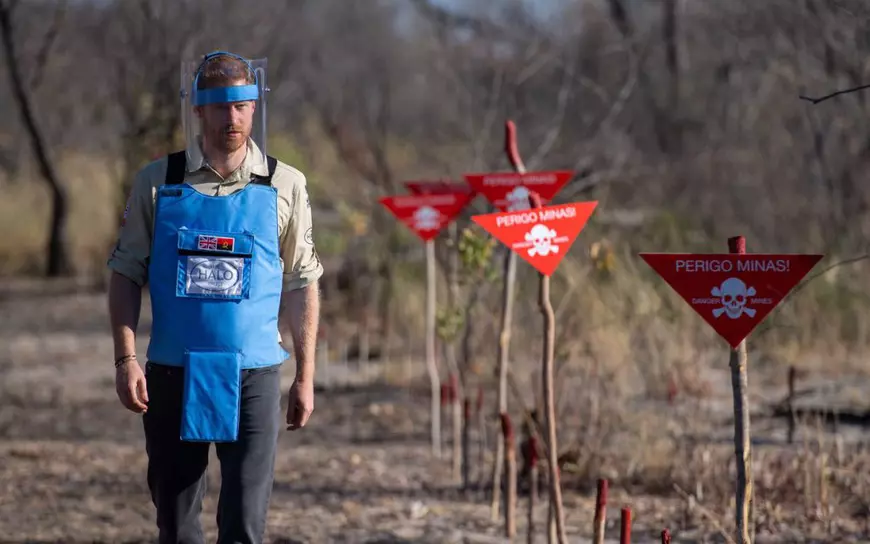 Prințul Harry, pe urmele mamei sale în Angola. A mers pe un câmp minat, precum Prințesa Diana