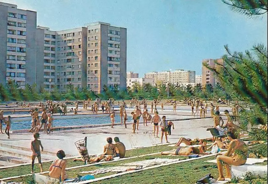 Viral pe internet! Un sociolog îi caută pe românii care au apărut în 1964 pe coperta revistei germane Der Spiegel. Călare pe motocicletele Carpați, în fața statuii lui Lenin!