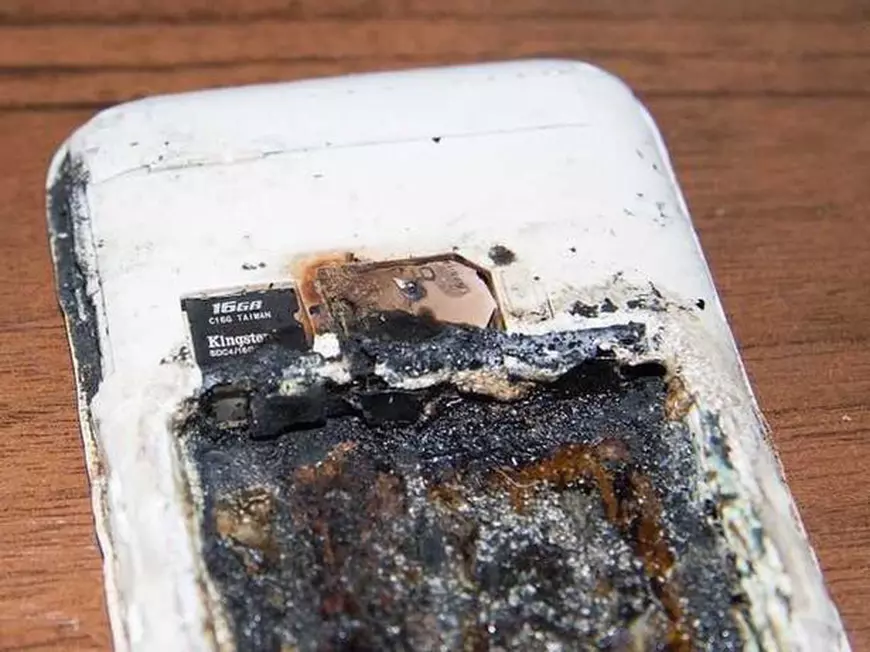O fată de 14 ani și-a lăsat telefonul la încărcat pe pernă și a adormit ascultând muzică. Aparatul a explodat și tânăra a murit pe loc