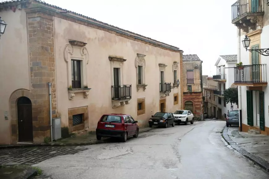 Oamenii din toată lumea vin în orașele-fantomă din Italia și vânează case abandonate care se vând cu doar un euro. Cu ce obligații vin la pachet investițiile