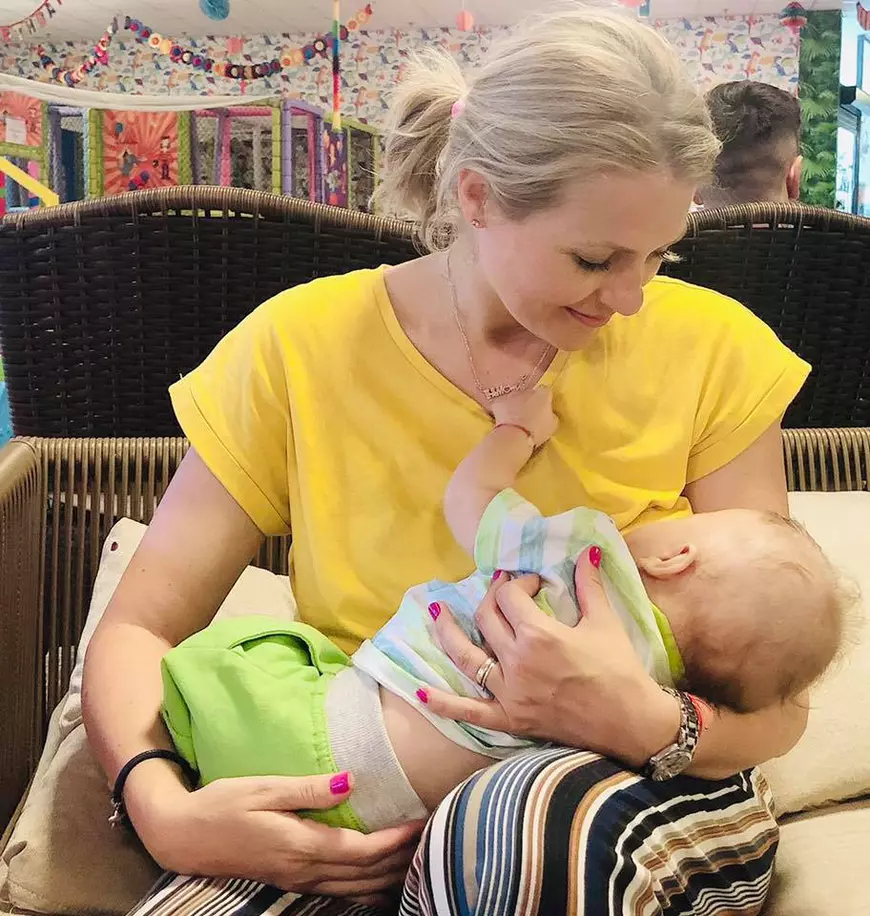 Mirela Vaida și-a obișnuit deja bebelușul cu platoul de filmare. Înainte și după emisiune, ia pauză de alăptare!