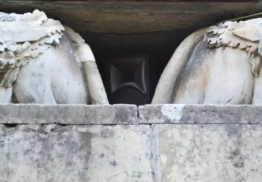 Cel mai vechi monument istoric din Moldova, transformat în postament pentru un sistem audio. Din Obeliscul leilor răsună megafoanele