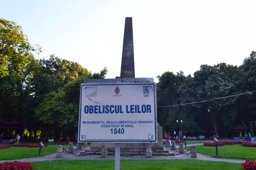 Cel mai vechi monument istoric din Moldova, transformat în postament pentru un sistem audio. Din Obeliscul leilor răsună megafoanele