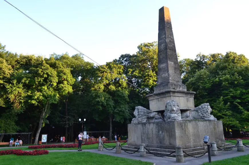 Cel mai vechi monument istoric din Moldova, transformat în postament pentru un sistem audio. Din Obeliscul leilor răsună megafoanele