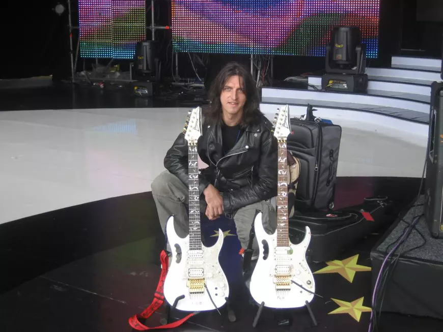 Povestea chitaristului român Mike Vlahopol, care a ajuns să cânte nu pentru public, ci pentru starurile rock-ului mondial. Are propria linie de instrumente!