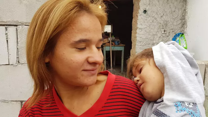 Prea săraci să fie o familie? Abandonați de mamă, opt copii au hotărât să stea cu tatăl. Protecția Copilului Teleorman amenință însă că-i desparte, dacă acesta nu își extinde casa