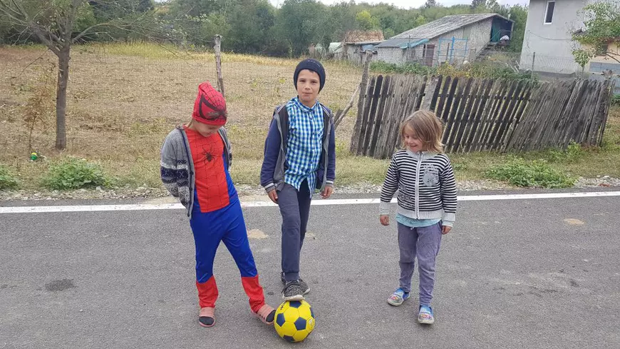 Prea săraci să fie o familie? Abandonați de mamă, opt copii au hotărât să stea cu tatăl. Protecția Copilului Teleorman amenință însă că-i desparte, dacă acesta nu își extinde casa