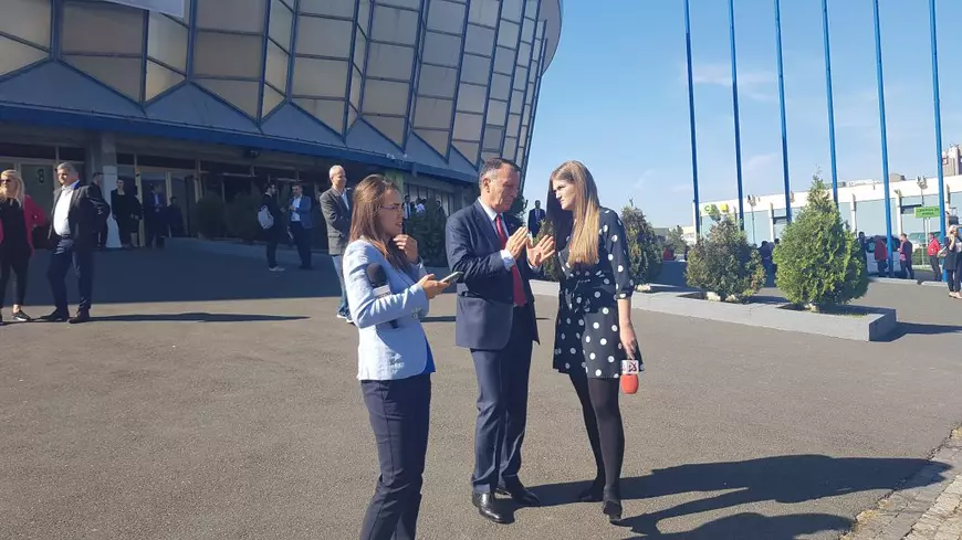 Fum de grătare, nervi și scaune goale la lansarea candidaturii Vioricăi Dăncilă: „Hai la mici, că mi-a scăzut glicemia!”